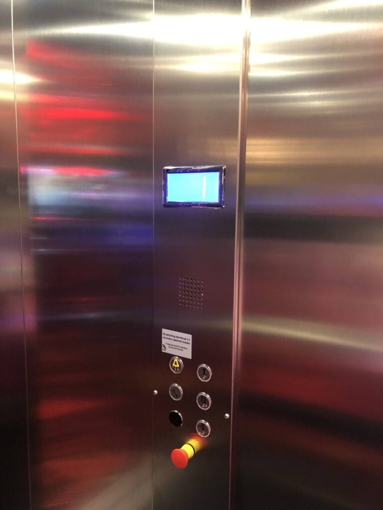RVS bedieningspaneel van een personenlift met display en noodstopknop in Sir Winston Zoetermeer