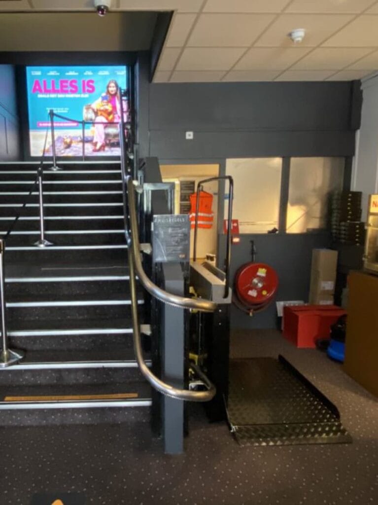 Plateautraplift geïnstalleerd naast de bioscooptrap in VUE Cinema Alphen aan den Rijn