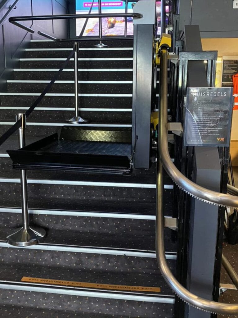 Plateautraplift op de trap van Vue Cinema in Alphen aan den Rijn