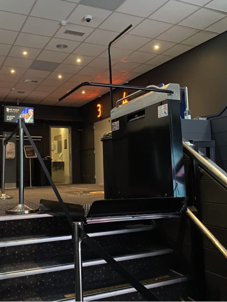 Zwarte plateautraplift geïnstalleerd in de foyer van Vue Cinema Alphen aan den Rijn