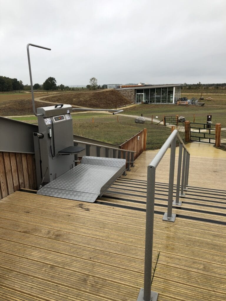 Plateautraplift geïnstalleerd op houten buitentrap bij Schaapskooi Bargerveen in een natuurgebied