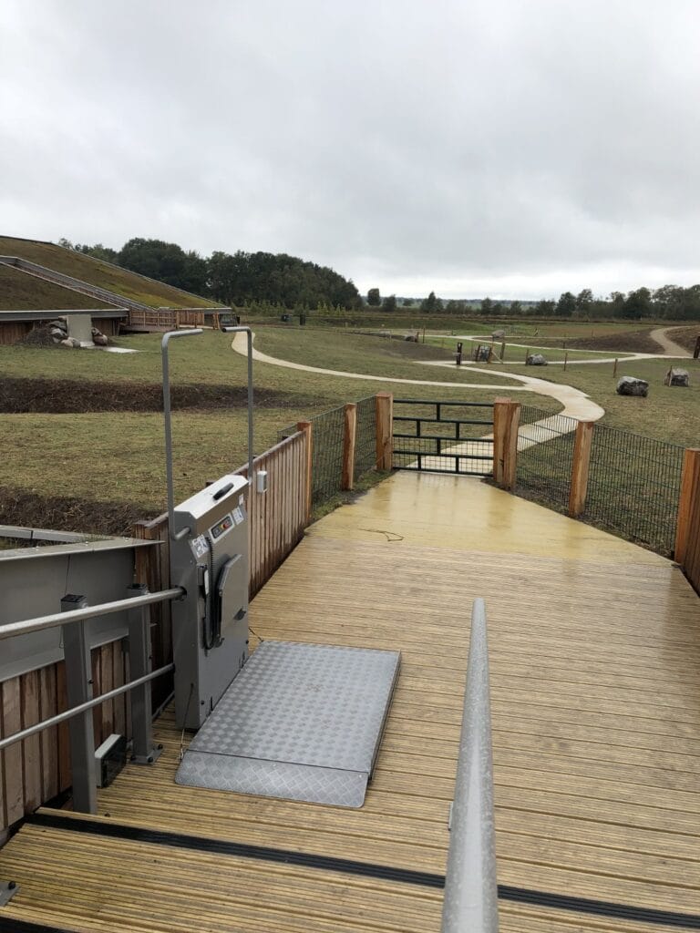 Platformlift op houten vlonder bij natuurgebied Schaapskooi Bargerveen met uitzicht op het landschap