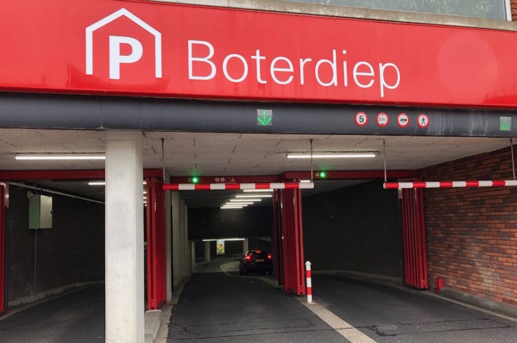 Ingang van parkeergarage Boterdiep in Groningen met rode slagbomen en bewegwijzering
