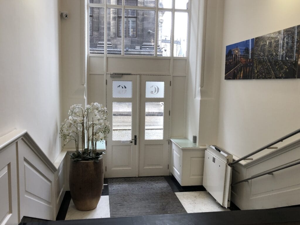 Plateautraplift geïnstalleerd bij de entree van De Groote Club in Amsterdam