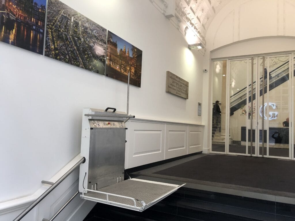 Plateautraplift geïnstalleerd in de klassieke entreehal van De Groote Club in Amsterdam