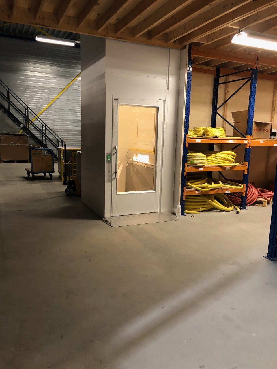 Goederenlift met gesloten cabine geïnstalleerd in een industrieel magazijn bij Decrotech Noordwijkerhout