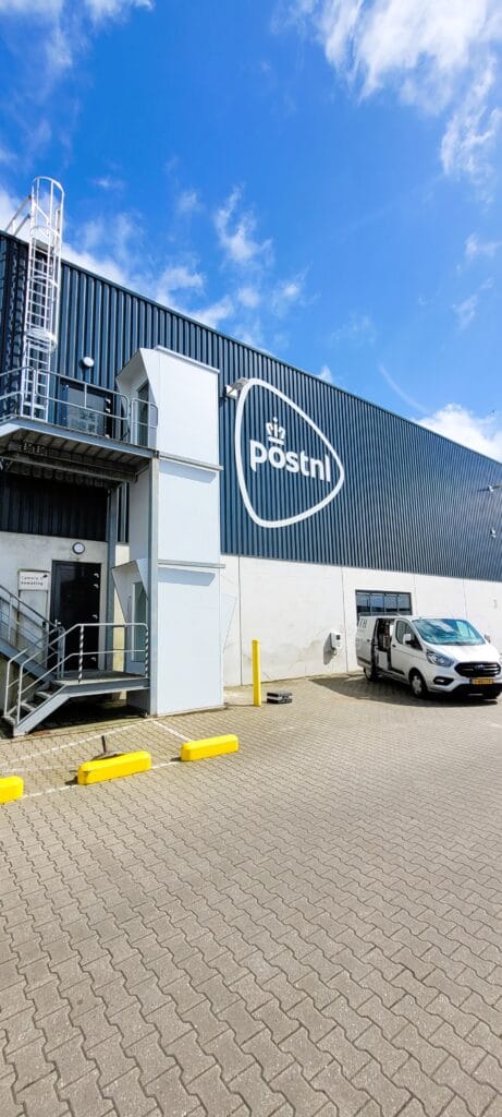 Buitenaanzicht van een platformlift geïnstalleerd bij een PostNL distributiecentrum