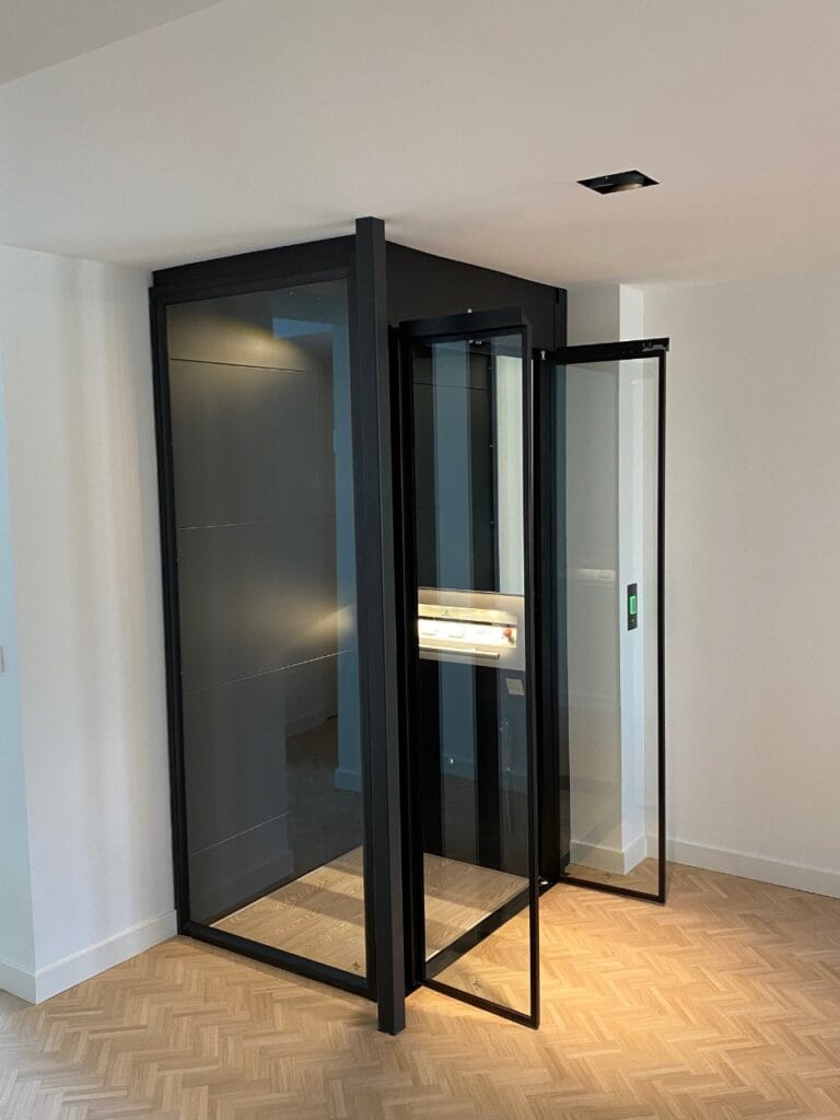 zwarte huislift a 4000 in huis