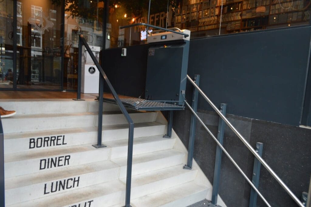 Plateautraplift geïnstalleerd bij de ingang van restaurant Meneer Potter in Utrecht