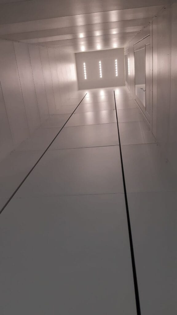 Interieur van een ruime goederenlift met witte wanden en ingebouwde LED-verlichting bij Jysk Barendrecht