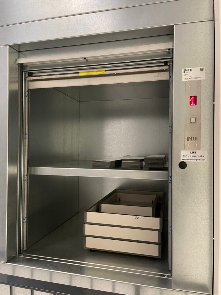 Roestvrijstalen horecalift van MTH met twee etages en goederen in de cabine
