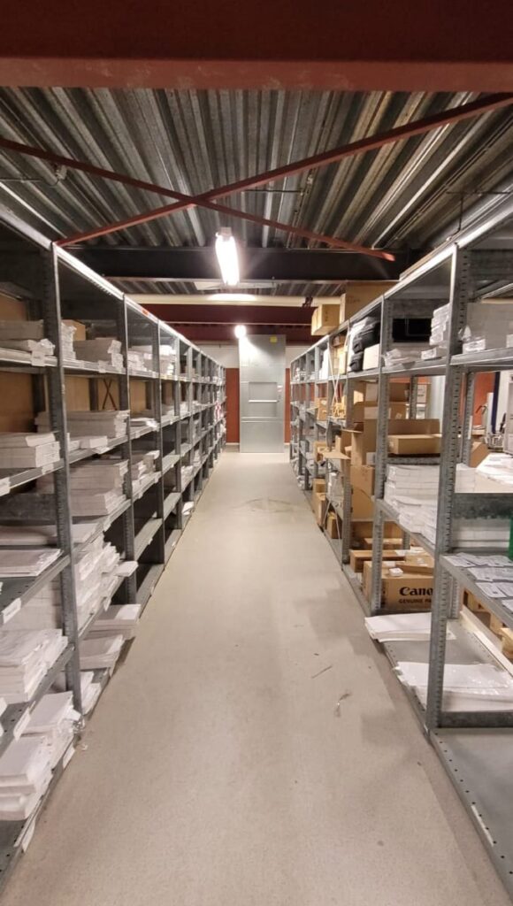 kleingoederenlift magazijn akzo nobel