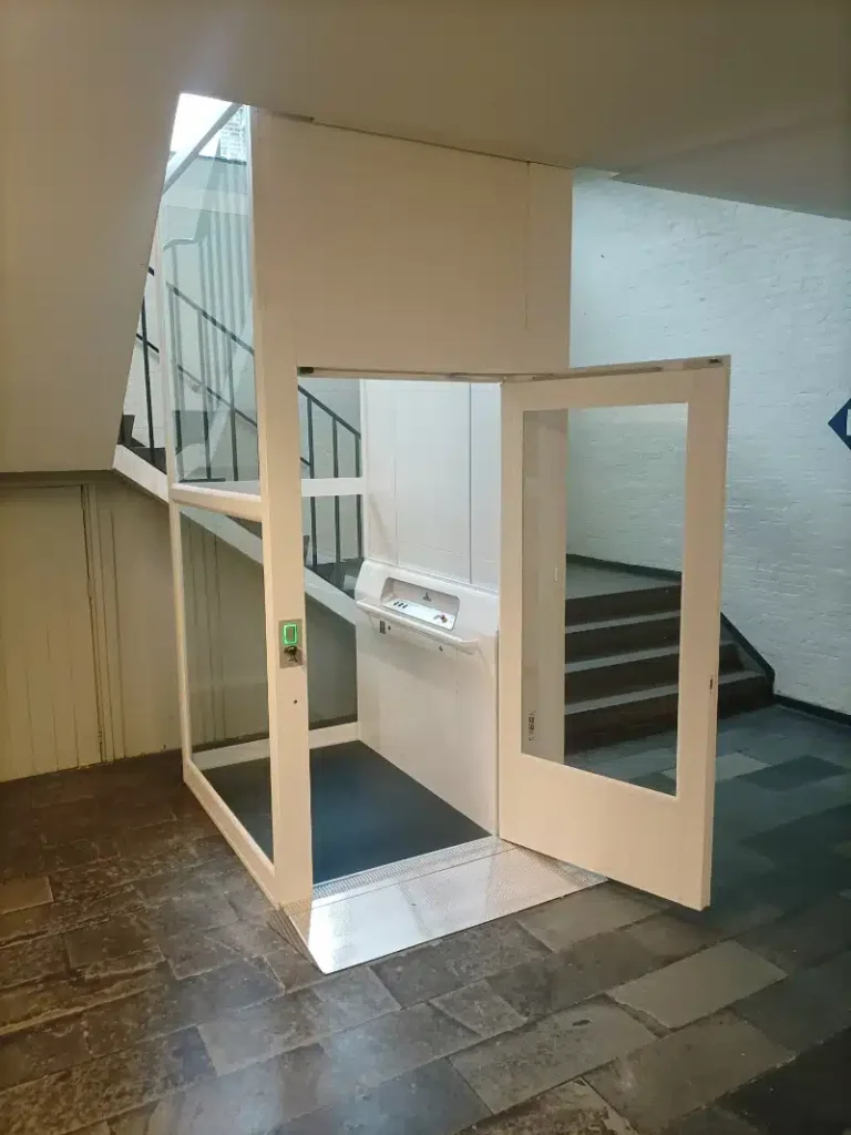 Platformlift met glazen deuren geïnstalleerd naast een trappartij in Sint Jans Den Bosch