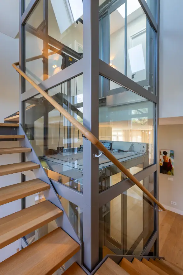 cabinelift in huis met glazen schacht
