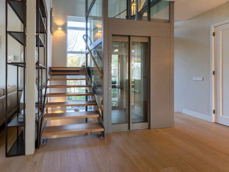 cabinelift tussen trap in huis