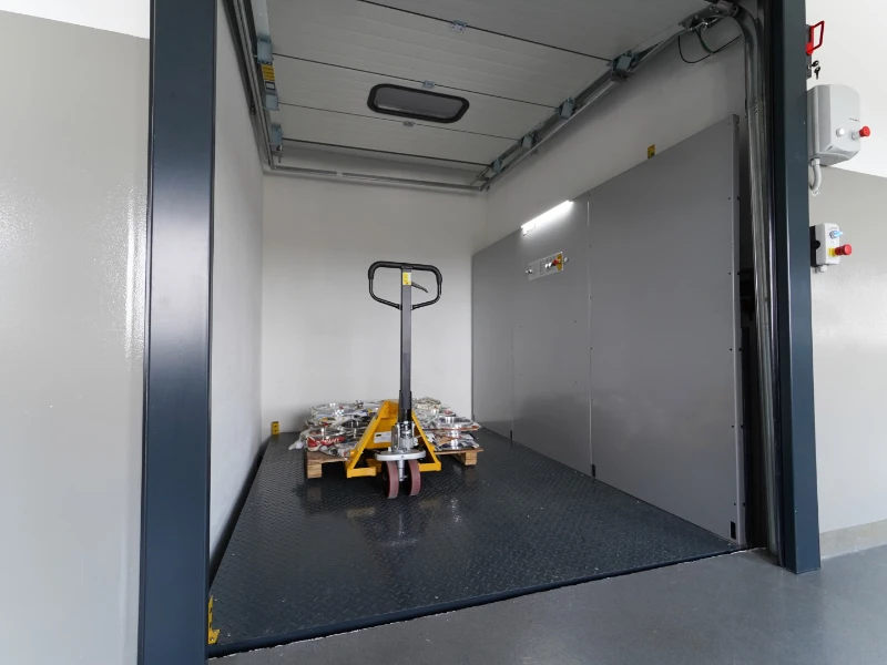 goederenlift met pallettruck