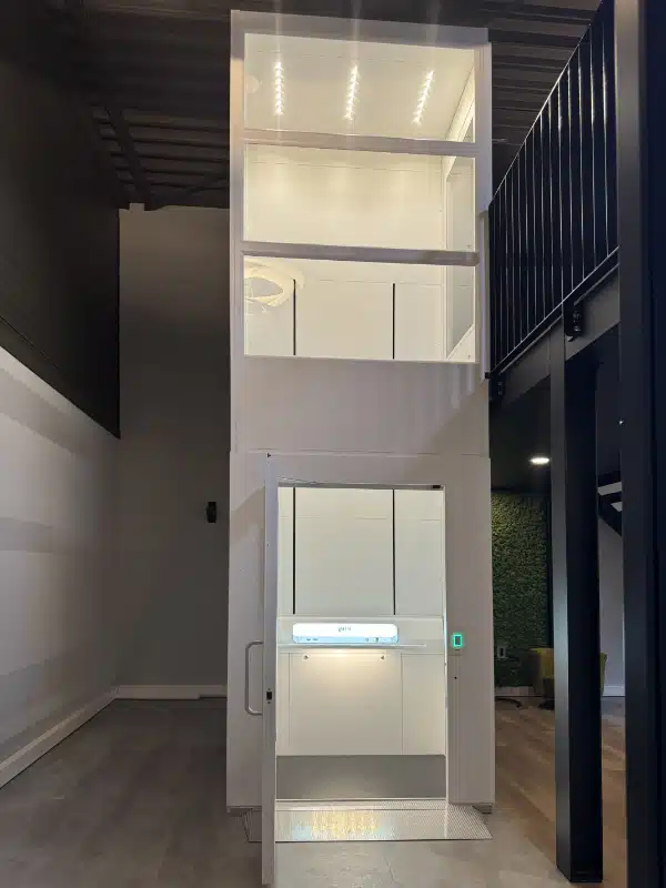 Platformlift A-7000 in de showroom van MTH Lifttechniek