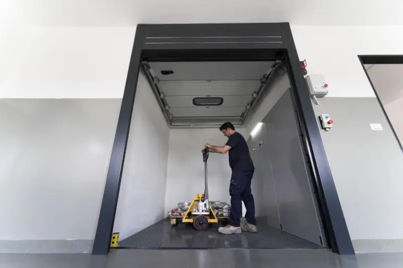 goederenlift met pallettruck