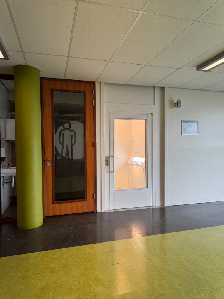 Platformlift naast de toiletruimte in een gang van het Spaarne College in Haarlem