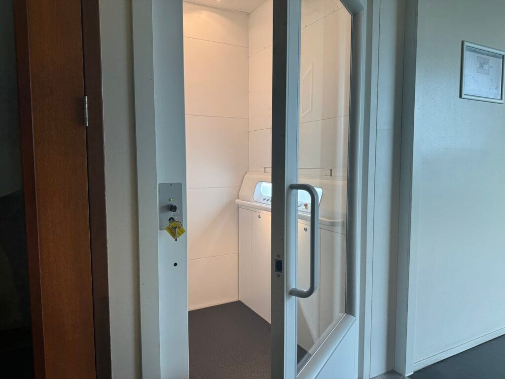 Cabinelift met glazen deur en bedieningspaneel op het Spaarne College in Haarlem