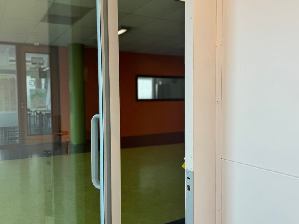 Glazen liftdeur met aluminium kozijn in de gang van Spaarne College Haarlem