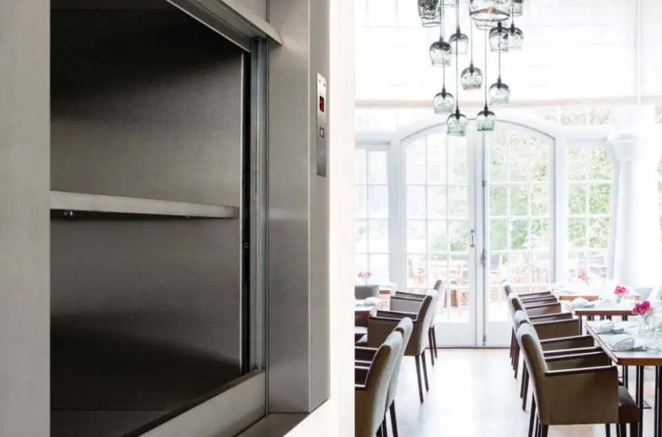 kleine goederenlift in restaurant
