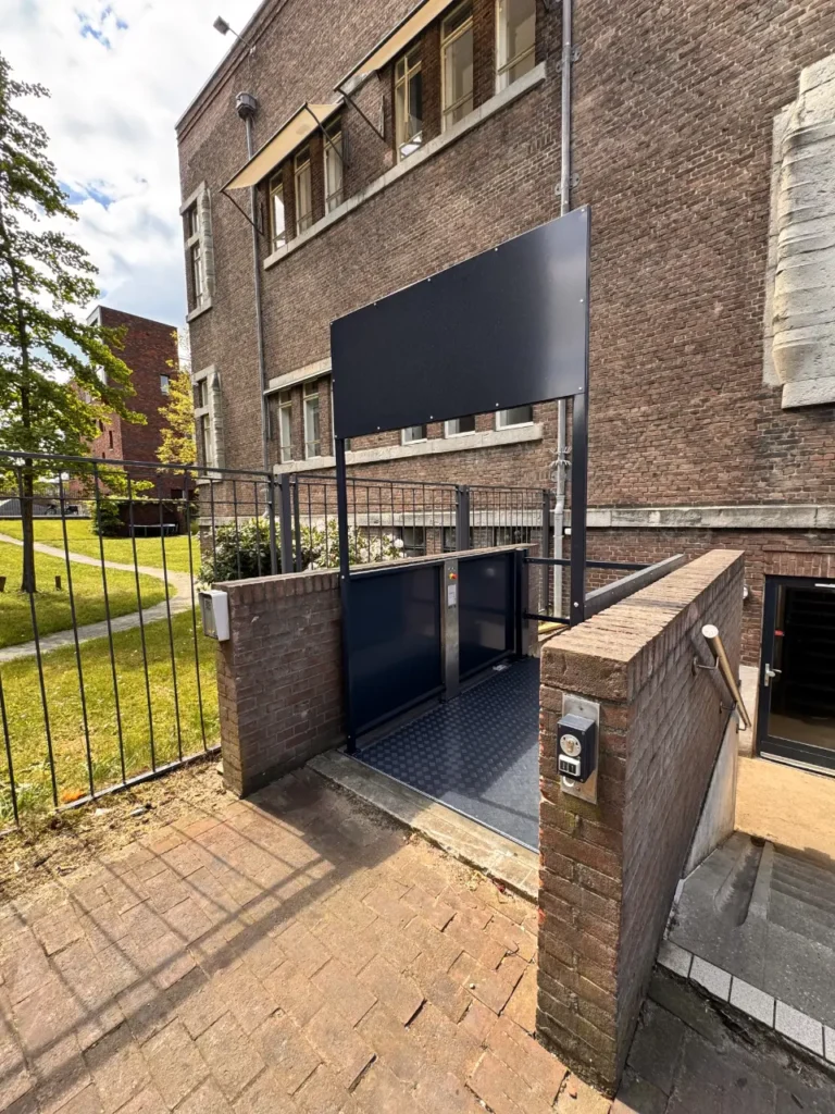Buitengeplaatste platformlift aan de gevel van een bakstenen gebouw in Utrecht