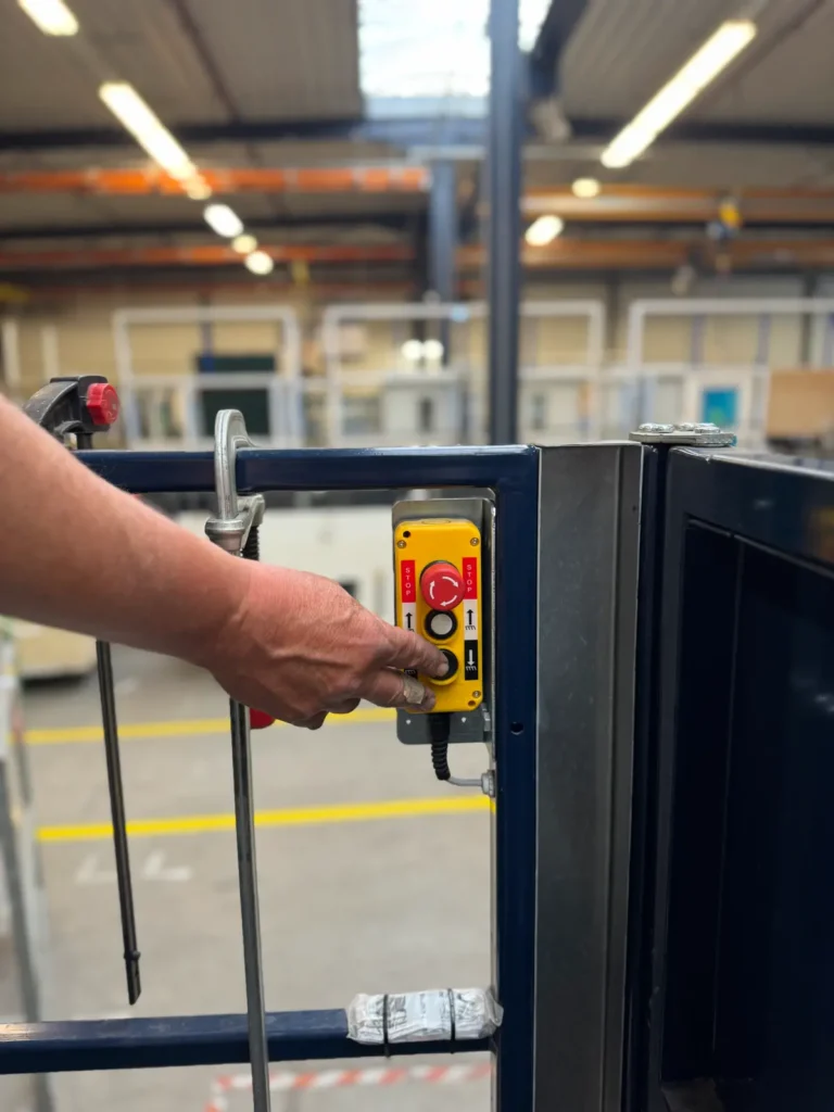 Hand bedient bedieningspaneel van een goederenlift in industriële hal bij Van de Vin Heeze