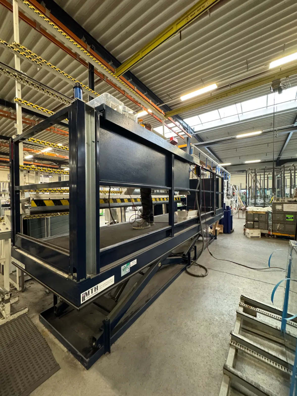 Grote industriële heftafel van MTH in donkerblauw tijdens assemblage in productiefaciliteit