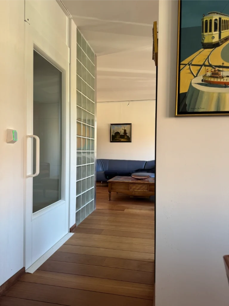 Deur van een woonhuislift op de bovenverdieping van een woning in Den Haag