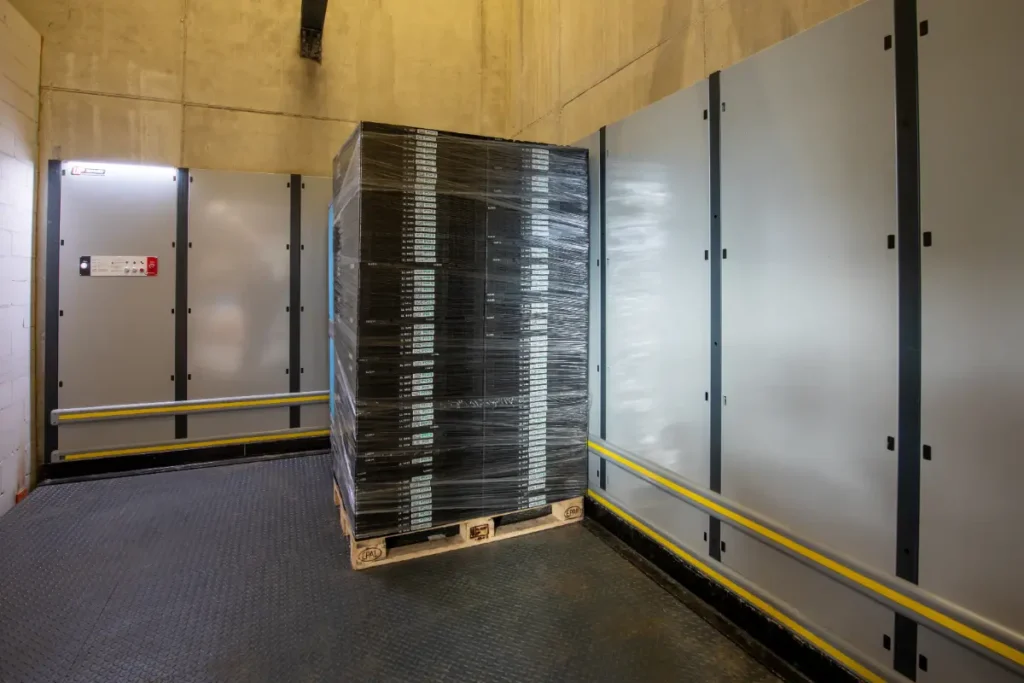 Ruime cabine van een goederenlift in een supermarkt in Amsterdam met een volle pallet