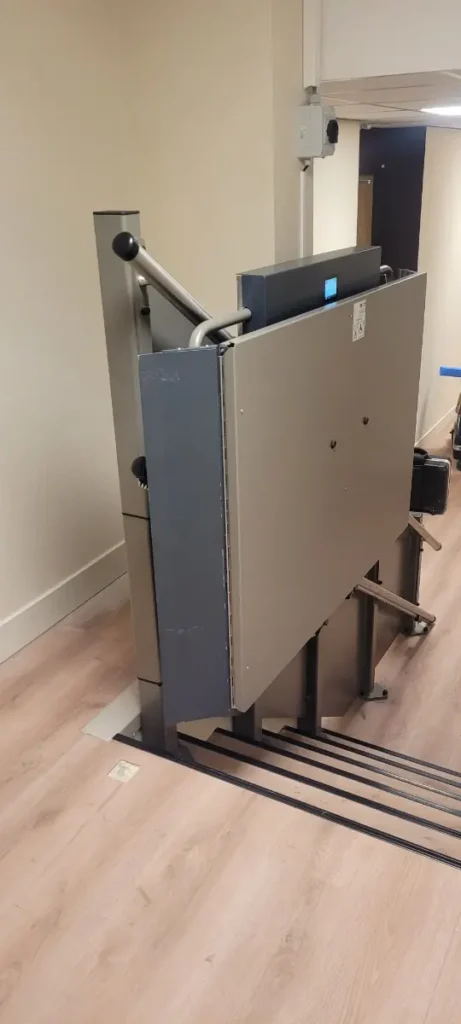 Platformlift in ingevouwen stand geïnstalleerd in een zorginstelling in Breda