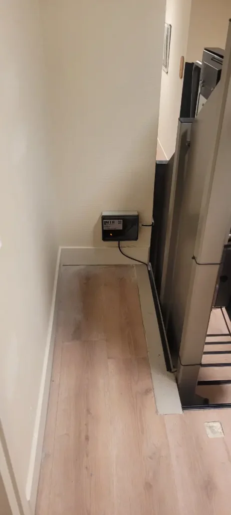 Stoeltraplift met MTH-bedieningsunit geïnstalleerd in smalle gang van zorginstelling Breda