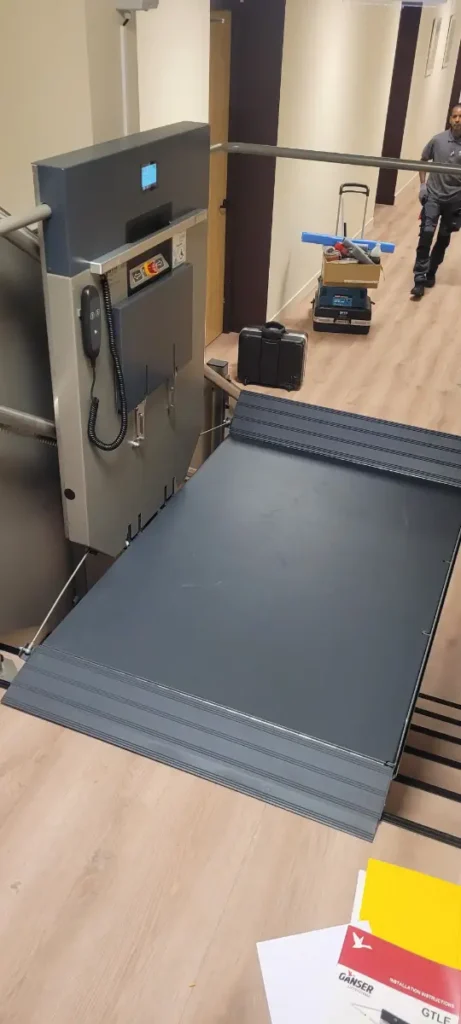 Plateautraplift met uitgevouwen platform tijdens installatie in een zorginstelling in Breda
