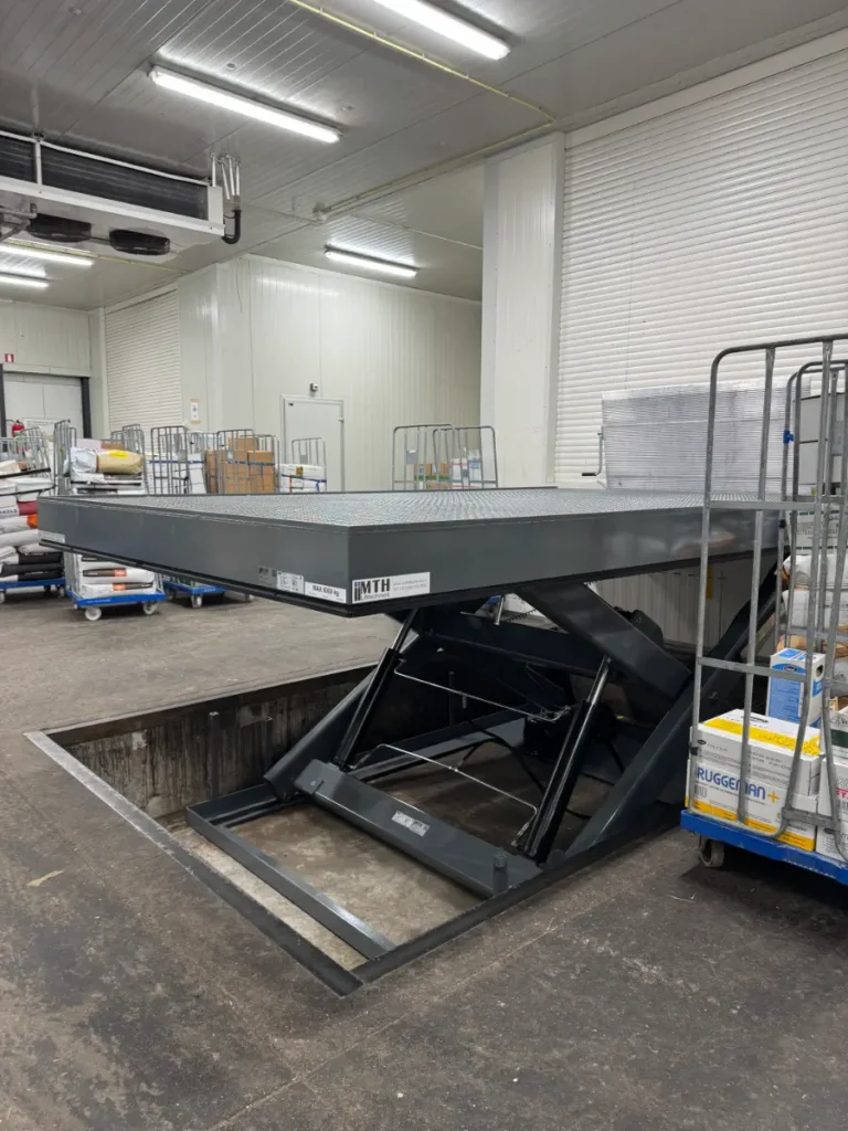 Ingebouwde heftafel van MTH Lifttechniek in het magazijn van Beko 's-Gravenzande