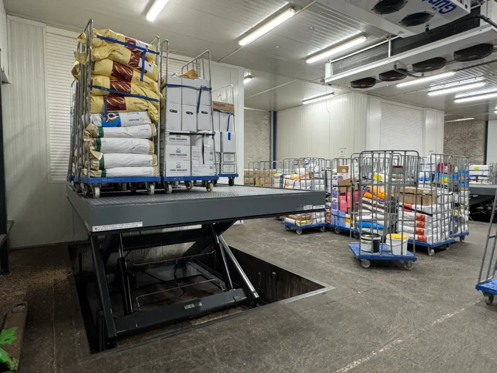 Heftafel met zware goederenkarren in het magazijn van Beko 's-Gravenzande
