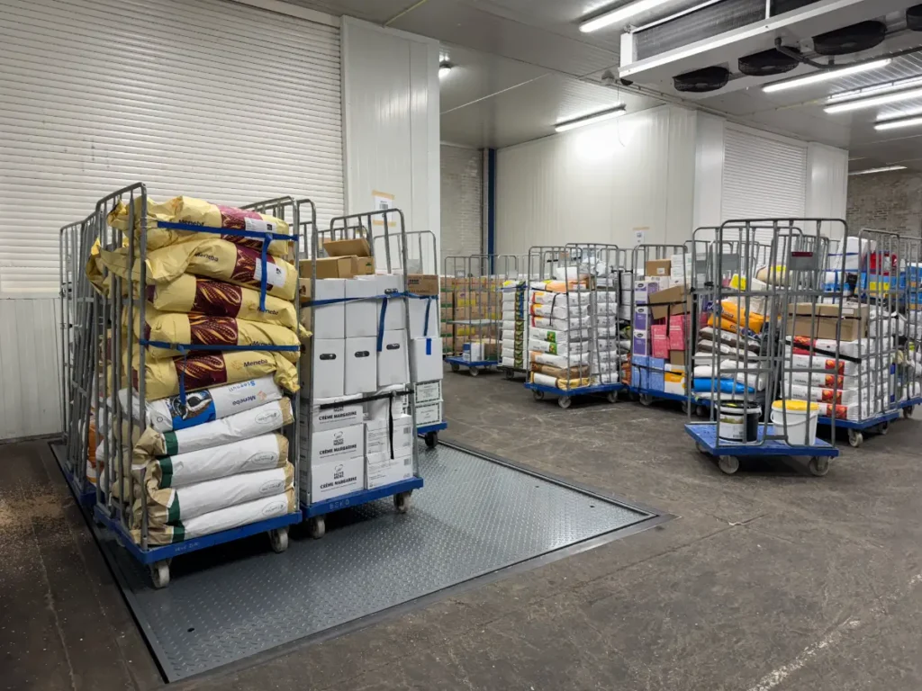 Heftafel in het magazijn van Beko in 's-Gravenzande met geladen rolcontainers