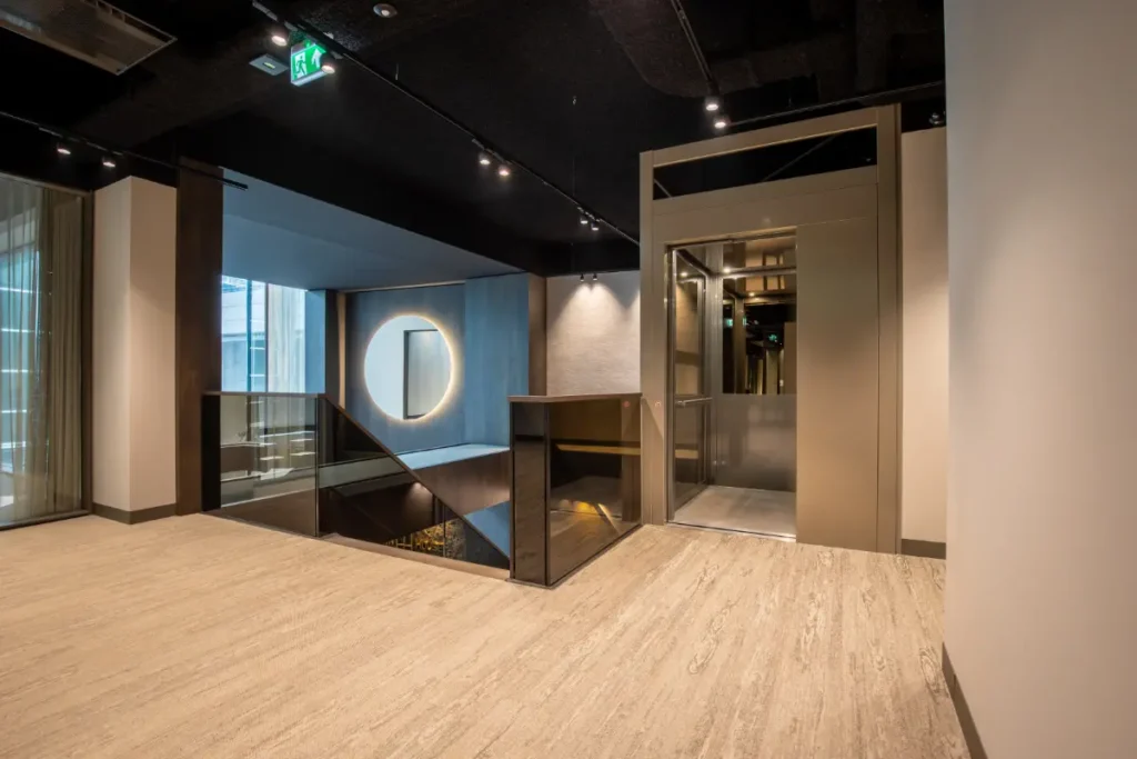 Cabinelift met glazen deur in modern kantoorpand To Build in Amstelveen