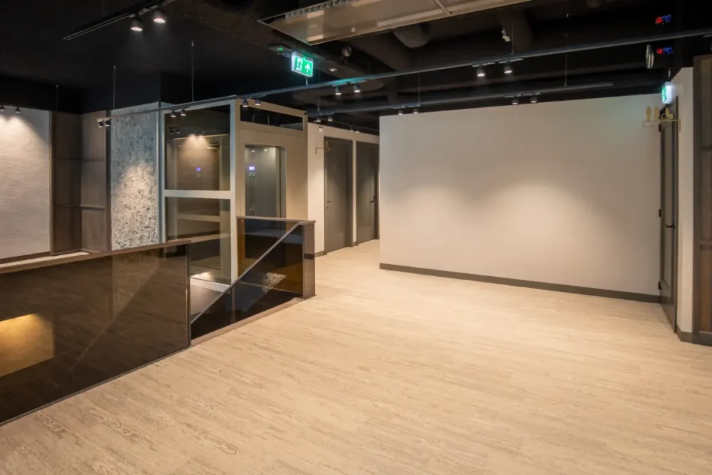 Cabinelift geïntegreerd in modern interieur van een commercieel pand in Amstelveen