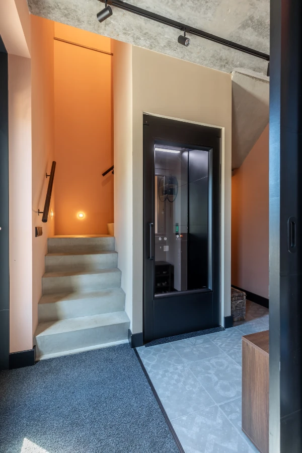 huislift a 4000 tussen trap