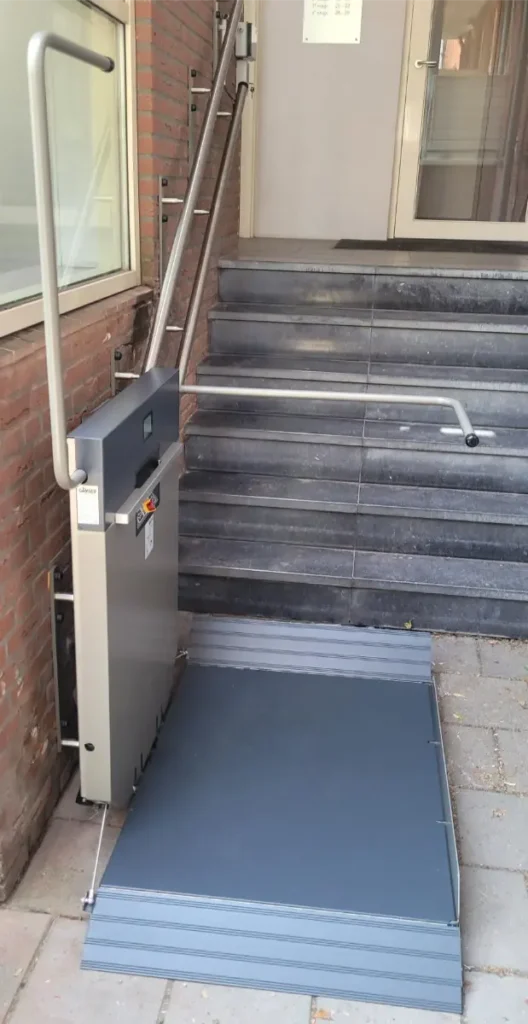 gebruiksklare plateautraplift gtl voor bewoners van het appartementencomplex