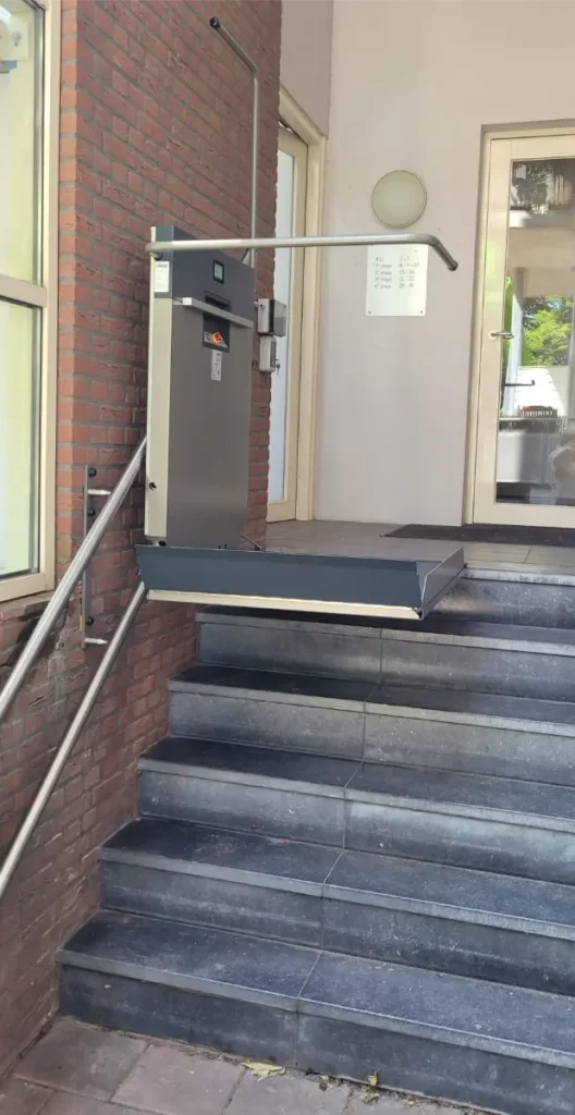 nieuwe plateautraplift gtl voor een toegankelijk trappenhuis