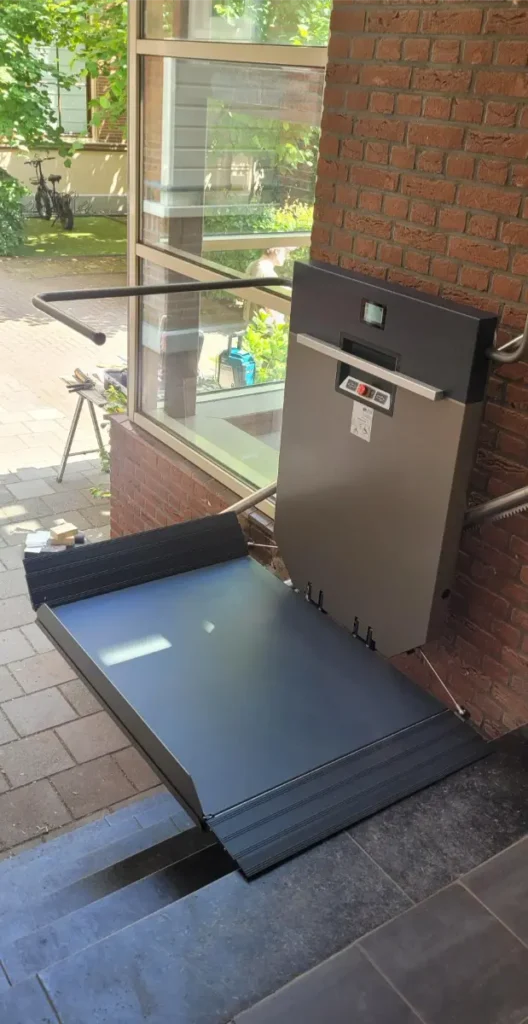 plateautraplift gtl die 24:7 mobiliteit garandeert in het gebouw