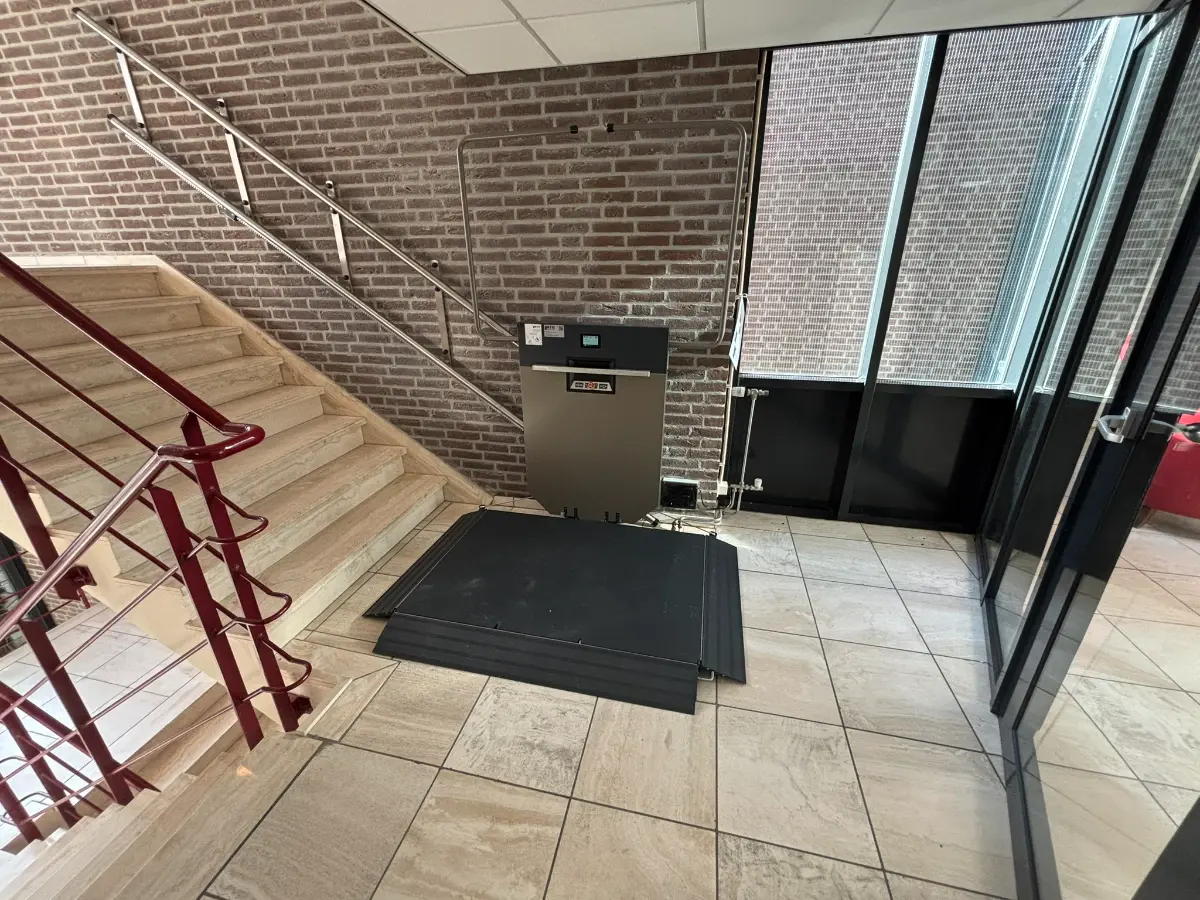 toegankelijke plateaulift geschikt voor grote rolstoelen