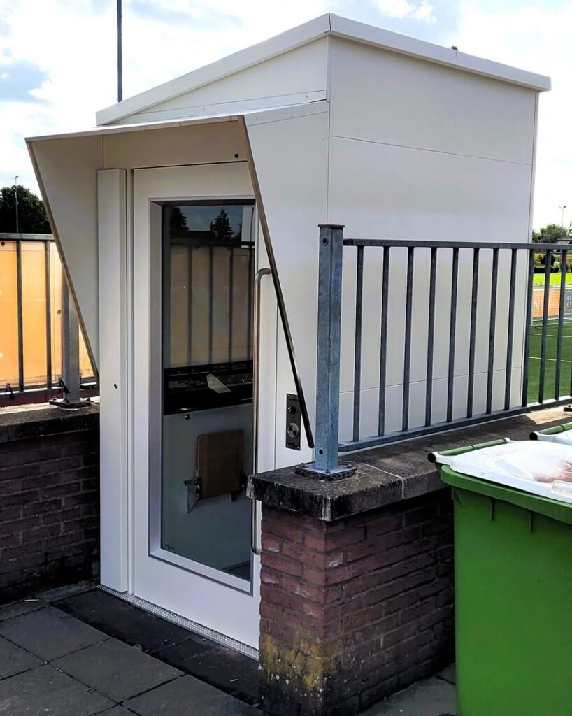 maatwerk buitenlift gl perfect aangesloten op het sportpark