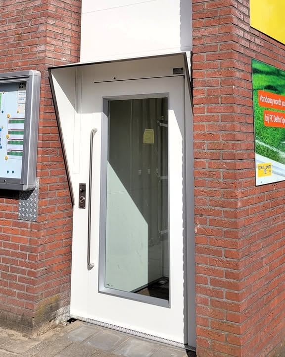 toegankelijke buitenlift gl voor mindervaliden in houten