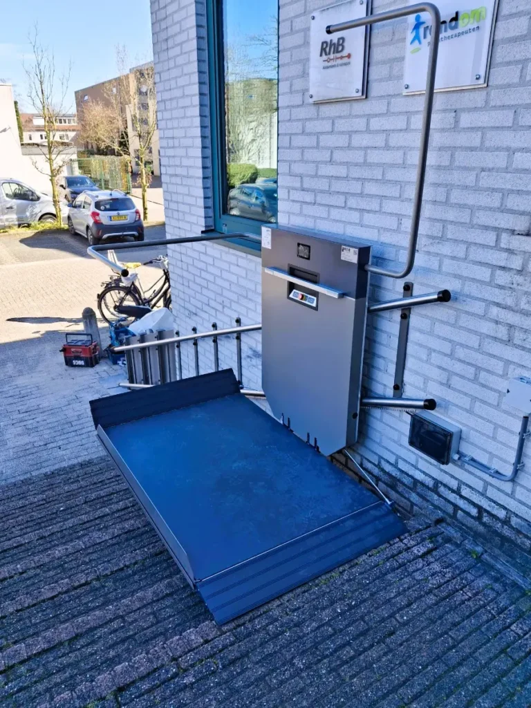 uitgeklapte plateautraplift gtl met rolstoelplatform van 90x125 cm